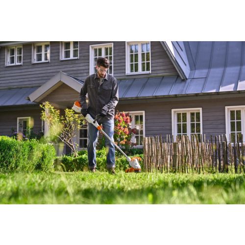 Tagliabordi STIHL FSA 50 da 36 V con testina AutoCut C 3-2 + batteria AK 10 + caricabatterie AL 101