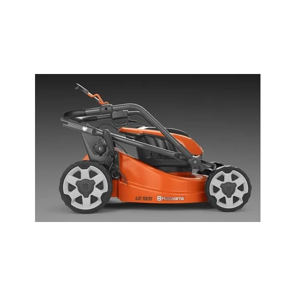 Kit rasaerba a batteria HUSQVARNA LC137i con 2 batterie
